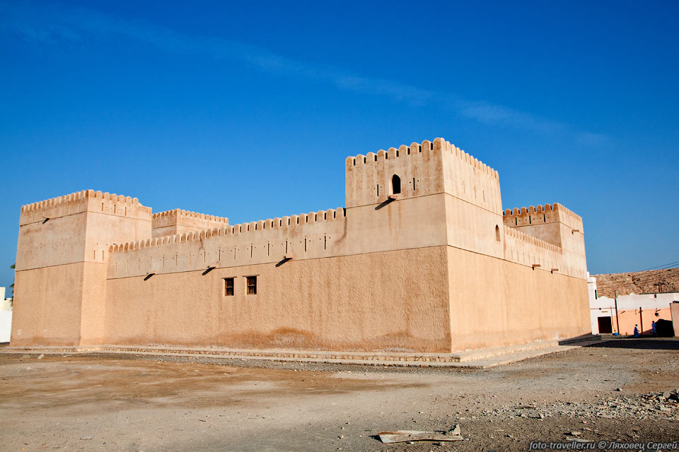 Отреставрированный форт в поселке Аль-Айджа (Al Ayja 
Fort, Al-Hamooda Fort)