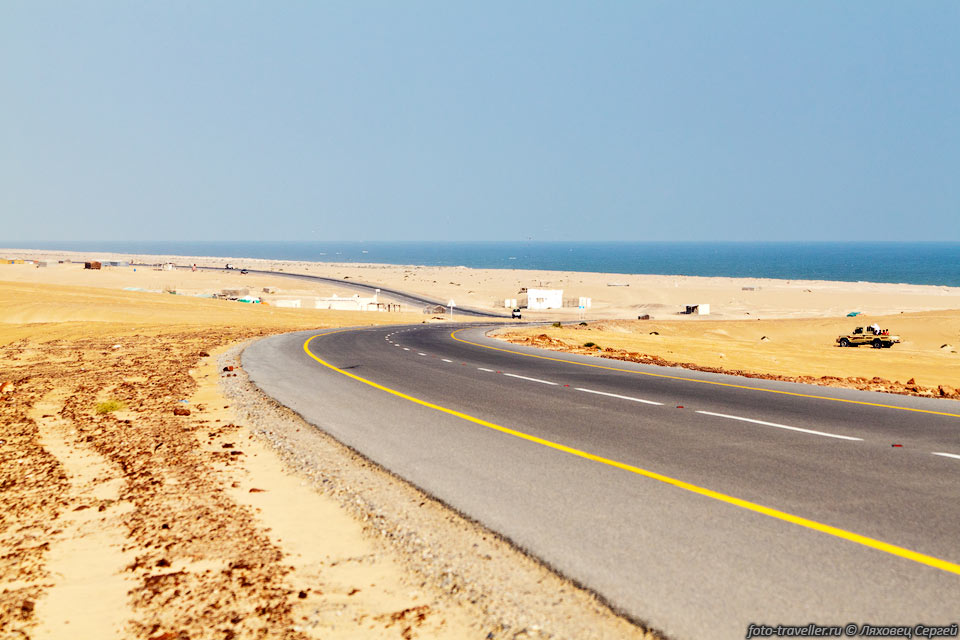 "Дорога дюн"
Дорога от поселка Al-Ashkaran до Shana'a довольно красивая.
Вдали океан, дюны в некоторых местах заползают на дорогу, колодцы в песках.