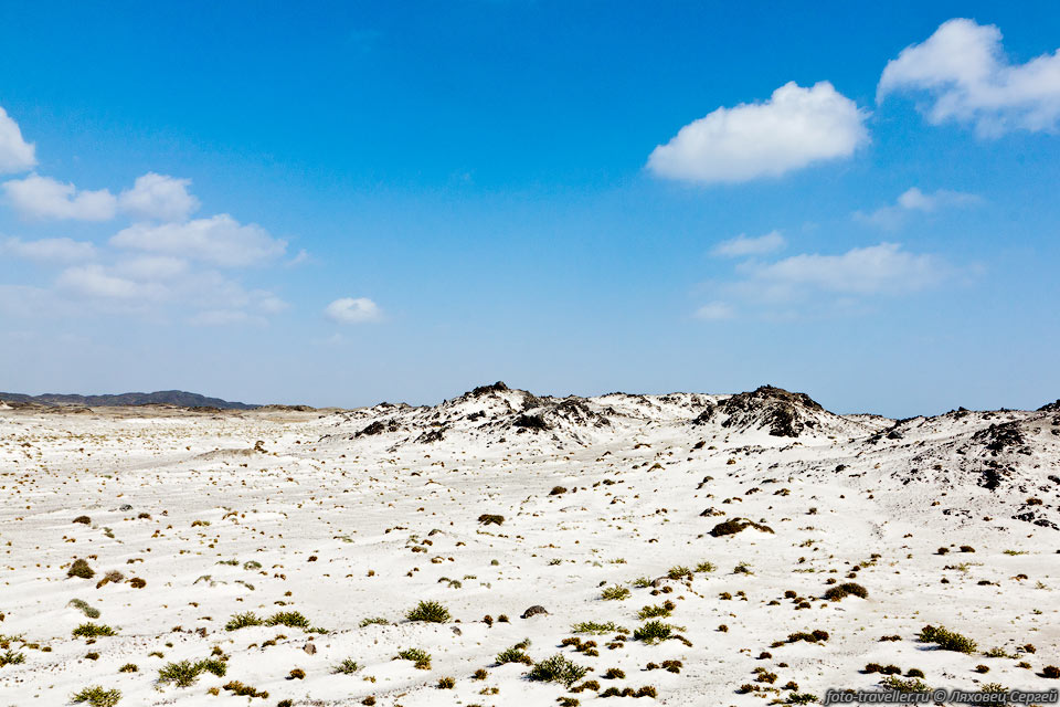 Холмы, занесенные белым песком с пляжа