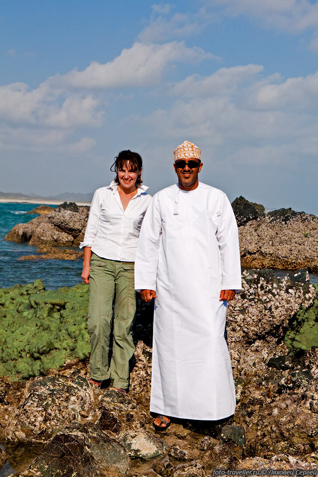Аня и Абдулла.
Абдула провел нам экскурсию по полосе отлива, показывая что и как можно есть.