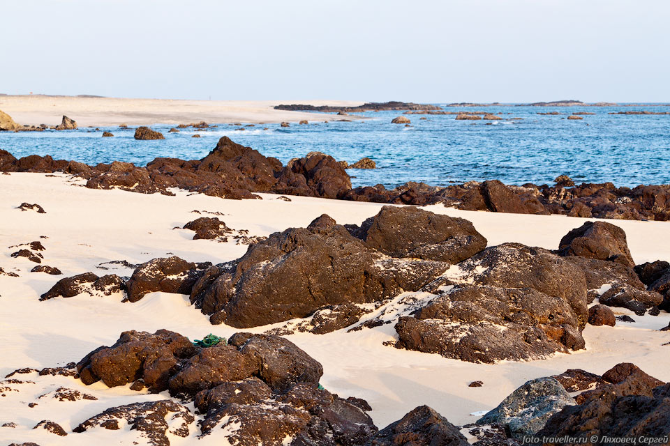 Побережье в районе мыса Рас-Абу-Расас (Ras Abu Rasas) - самой 
южной точки острова Масира