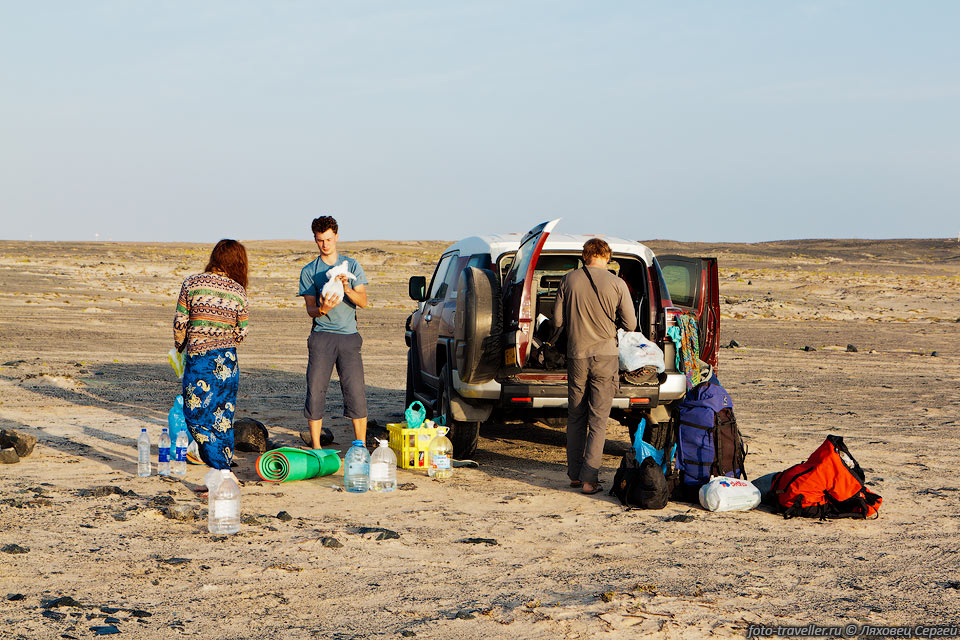 Приятно, что в Омане можно ставить палатку где угодно, и даже 
местные сами так делают