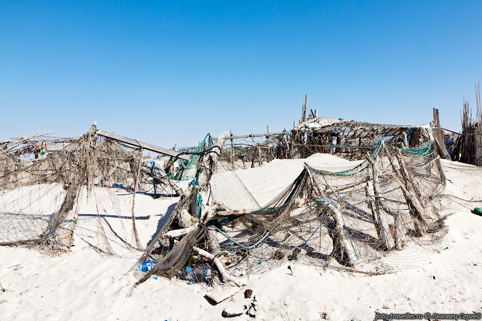 В заливе Габбат Хашиш вдоль берега сооружены мрачные укрытия от 
солнца, сделанными из старых сетей. 
Сейчас они уже видимо не используются. Рядом стоят джипы рыбаков. Самих рыбаков 
нет - они где-то плавают.
