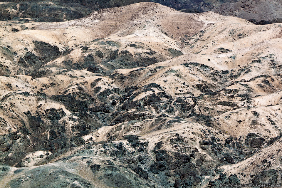 Горы возле мыса Рас-Мадрака сложены офиолитами.