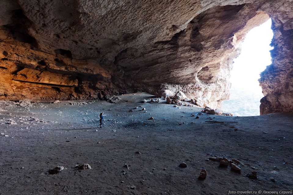 Гигантский провал Тайку (Tayq Cave) имеет диаметр около 750х1000 
м.
В стене этого провала находится большой грот.