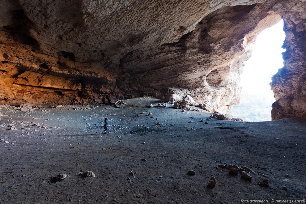 Гигантский провал Тайку (Tayq Cave) имеет диаметр около 750х1000
м.
В стене этого провала находится большой грот.