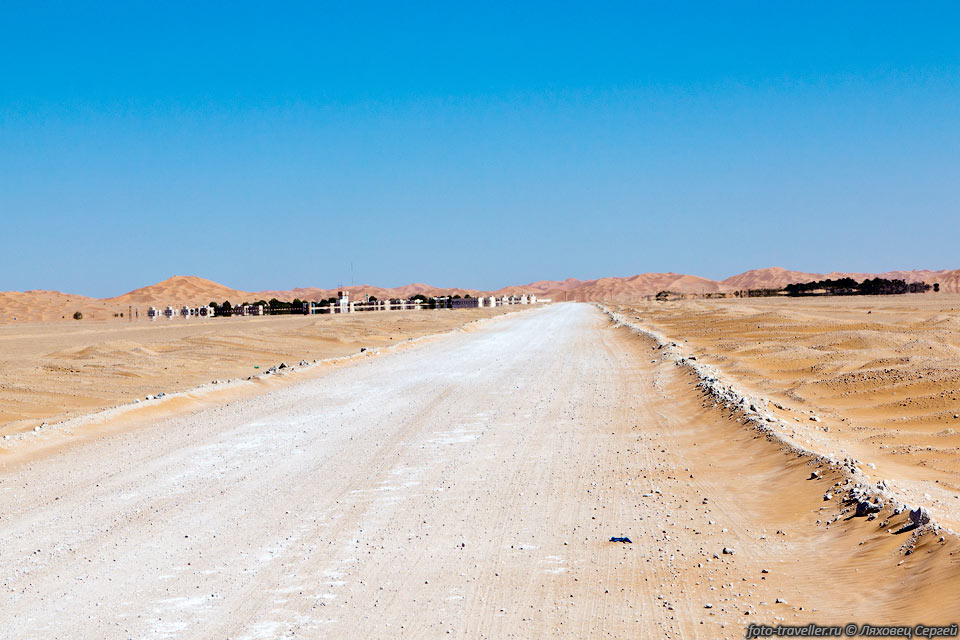  Поразительный оазис Аль-Хашман (Al-Hashman),
затерянный среди желто-розоватых дюн