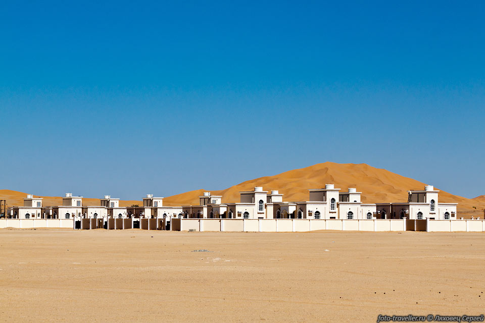 Новые постройки в оазисе Аль-Хашман