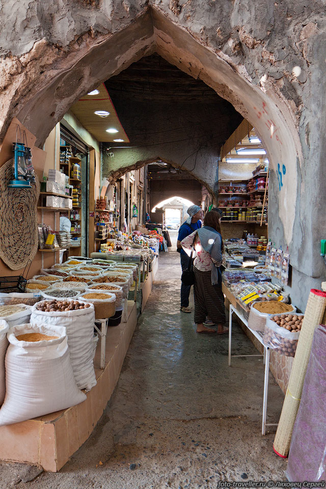 Рынок в городе Низва (Nizwa) - административном центре провинции 
Эд-Дахилия.
