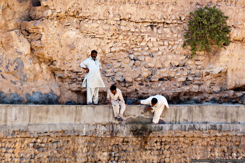 Акведук в стене ущелья в поселке Тануф (Tanuf).
Это сложная система ирригации Афладж Дарис (Falaj Daris), одна из самых больших 
в Омане, 
позволяла доставлять воду к плантациям у подножья гор. Входит в список всемирного 
наследия ЮНЕСКО.