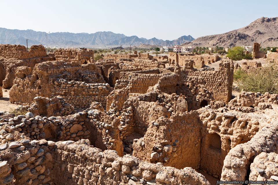 Глина и камни.
Развалины старого поселка Тануф.