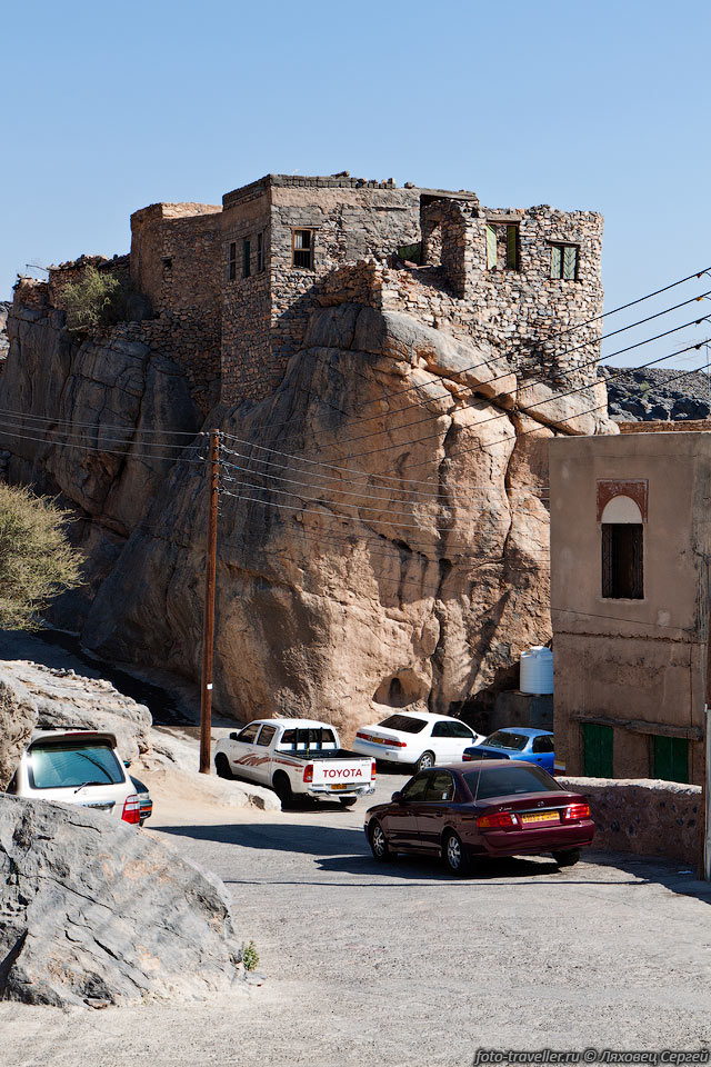 Домик на скале в поселке Мисфат (Misfat,  Misfat-al-Abrilleyyn, 
Misfat al Abreen).
Поселок находится в горах, к нему ведет хорошая асфальтовая дорога.