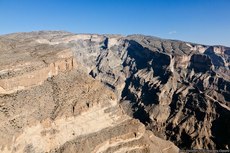 Джебель Шамс (Jebel Shams) - самая высокая в Омане.
В разных источниках высота горы указывается разная, в диапазоне 2980-3075 м.
Гору разрезает Большой каньон Вади Гуль (Wadi Ghul).