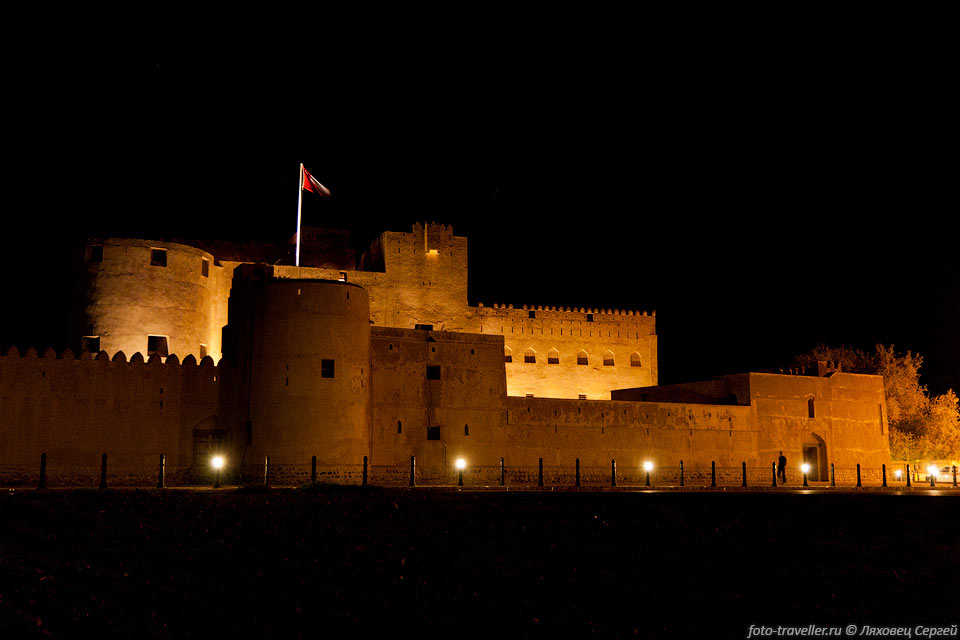 Форт Джабрин (Jabrin Fort) ночью.