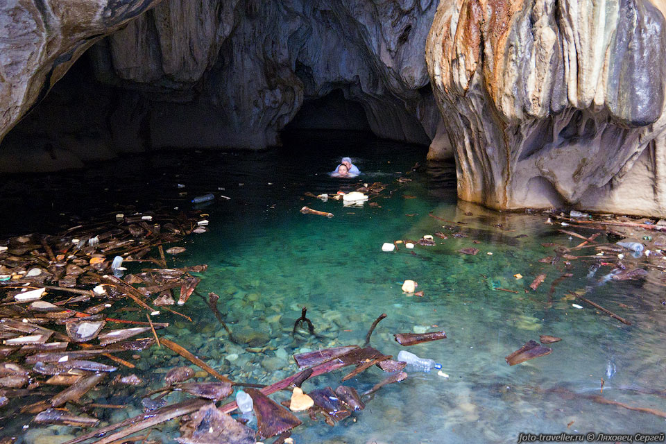В процессе нужно проплыть порядка 70 метров сквозь настоящую пещеру 
с натеками.
Хоть и темновато, но куда плыть видно.