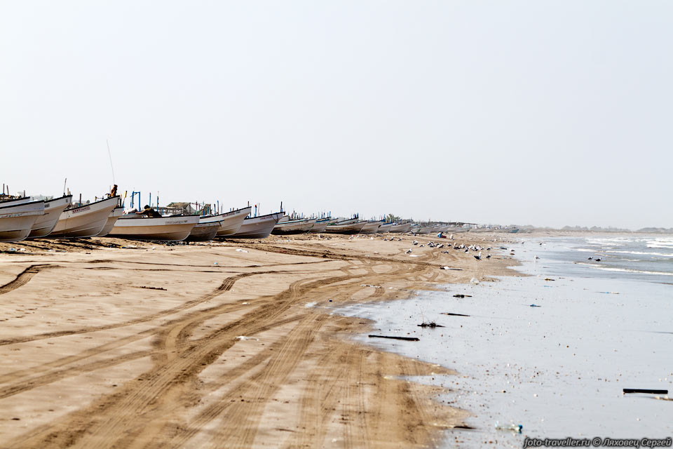 Пляж в поселке Аль-Савади.
Пристанище рыбаков и их лодок.