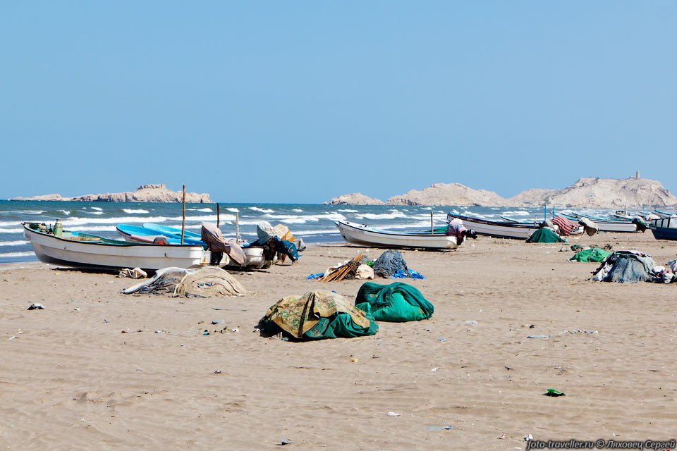 Лодки и моторы огромной стоимости часто лежат на пустынных пляжах 
без всякой охраны.
В арабских странах очень приятно, что вещи можно бросать где попало, не думая, что 
их кто-то украдет.
Когда плавали на острова - машину просто оставляли на 
пляже.