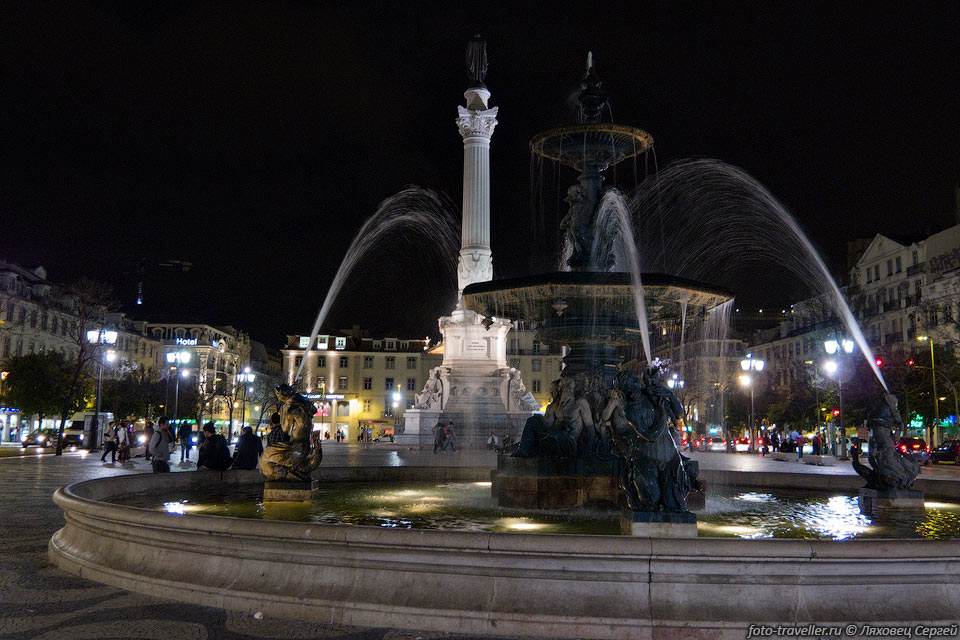 Фонтан и монумент на площади Россиу