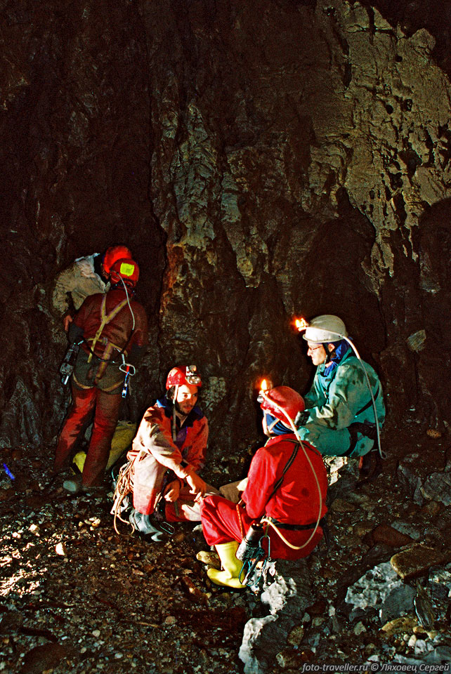 Совещание румынских спелеологов в пещере