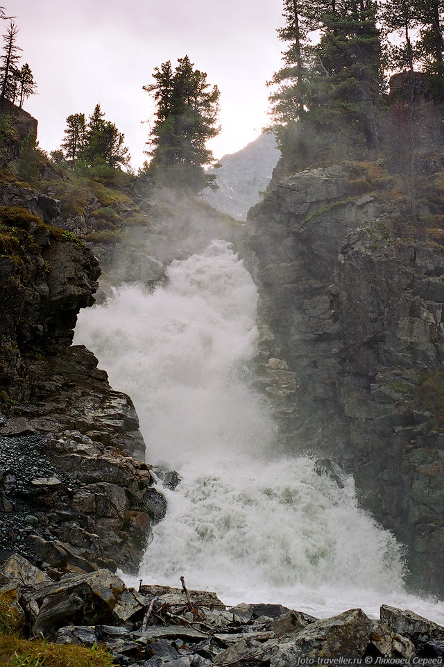 Бурный водопад