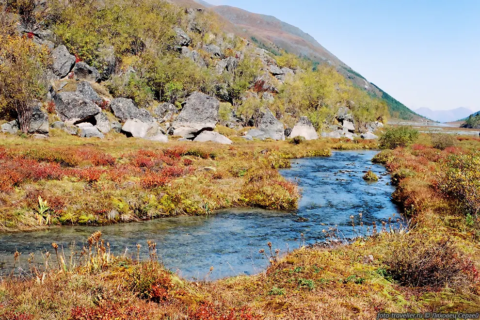 Синяя вода, красные берега