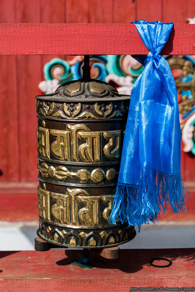 Молильный барабан у двореца хамбо-ламы Итигэлова