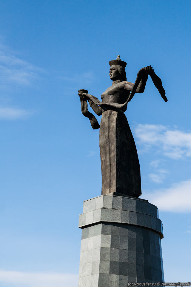 Скульптура "Мать-Бурятия" или "Гостеприимная Бурятия" установлена 
у Селенгинского моста.
Женщина-мать держит в руках хадак - символ гостеприимства.