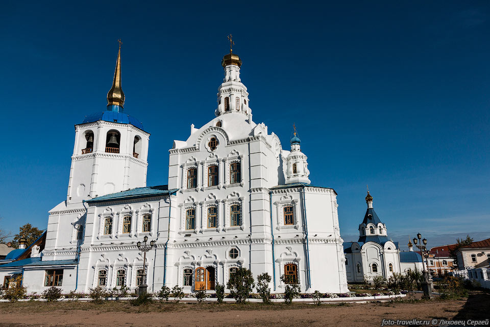 Свято-Одигитриевского собор,  сзади видна Спасская (новая) 
церковь.