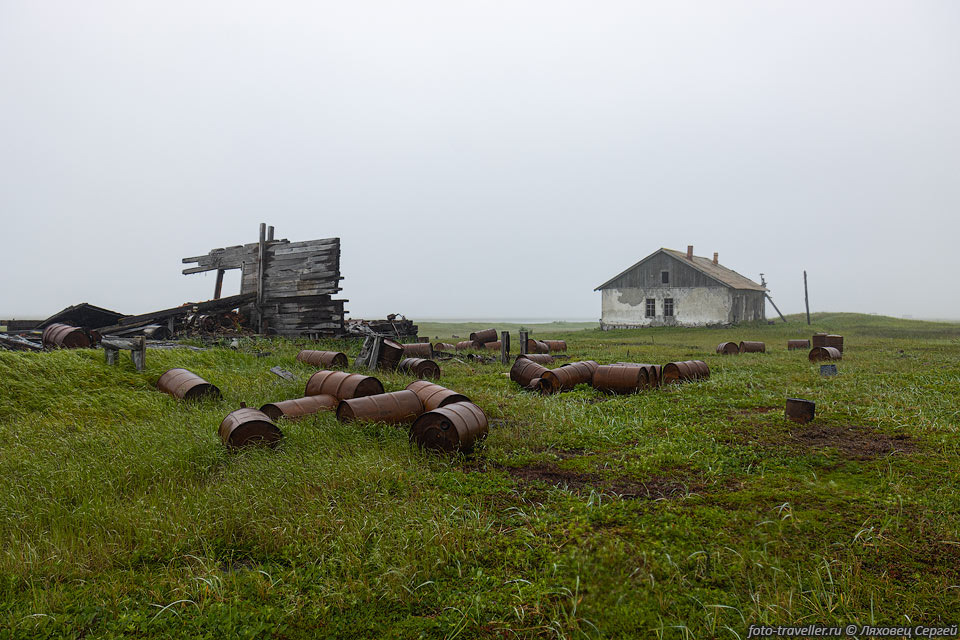 Развалины старейшей полярной метеостанции Чукотки в бухте Гавриила