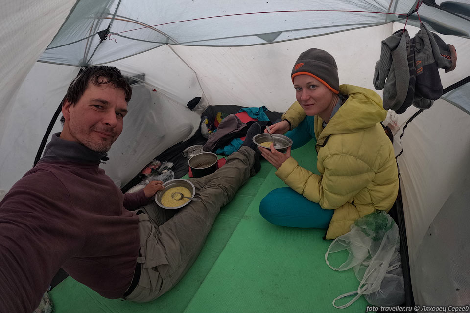 Из-за дождя и холода кушали в основном в палатке.
Лагерь 11.