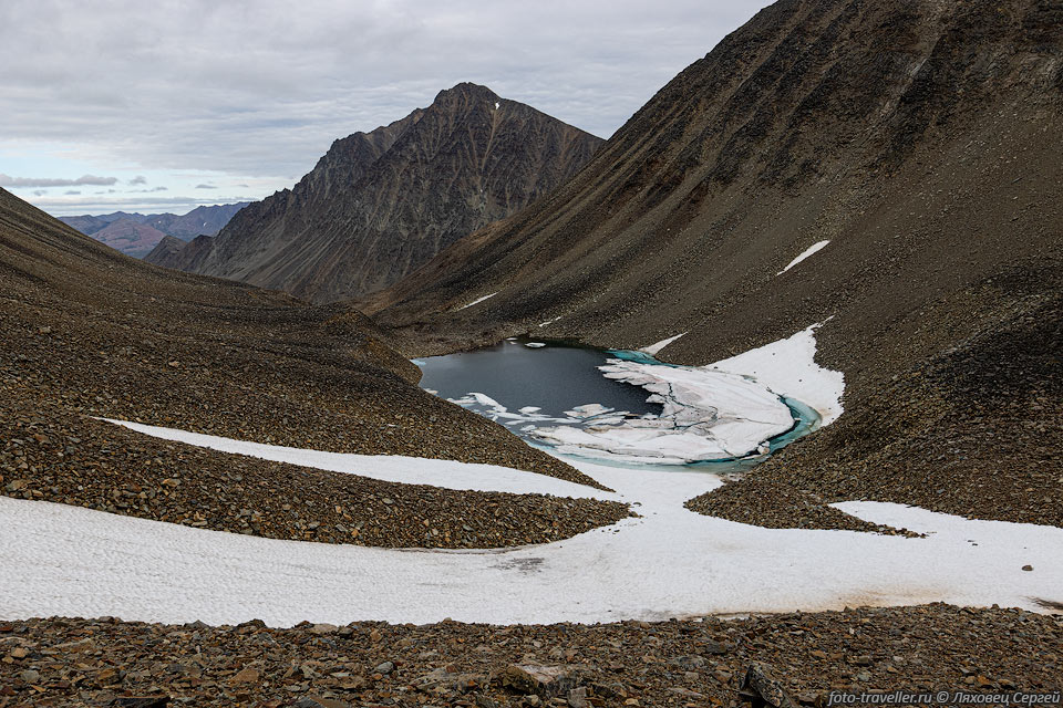 Озеро с льдинами под перевалом Кулуарный