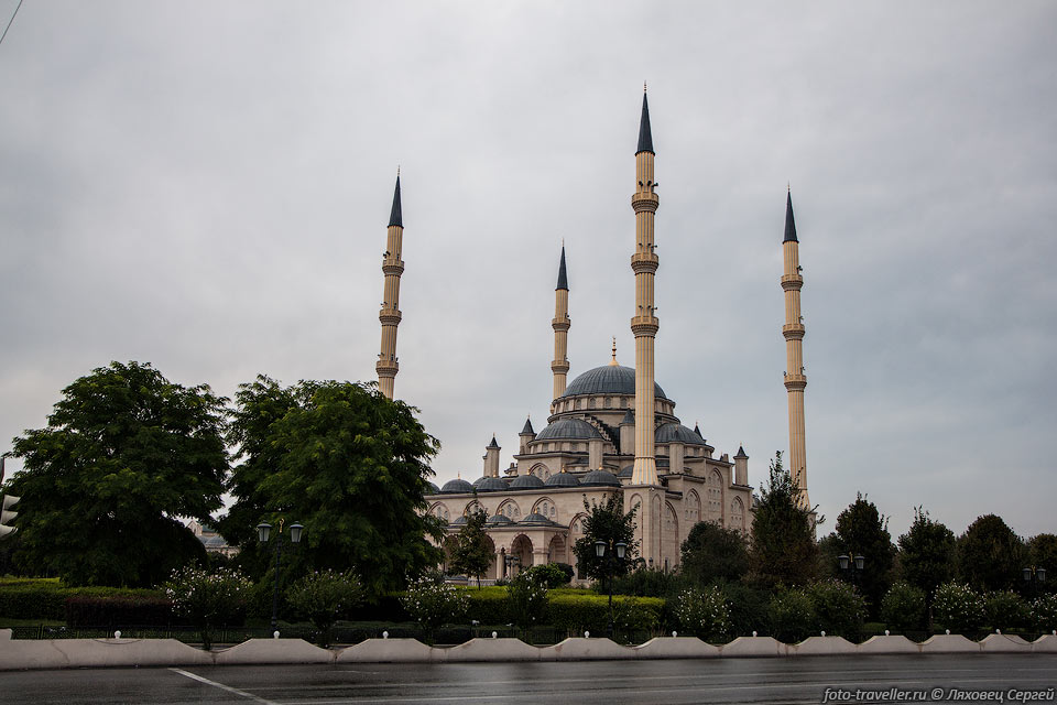 Мечеть "Сердце Чечни".
Открыта 17 октября 2008 года и названа именем 
Ахмат-Хаджи Кадырова, первого президента Чеченской Республики.