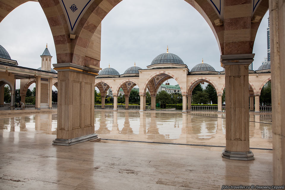 Мечеть "Сердце Чечни" построена в классическом османском 
стиле, 
образцом служила Голубая мечеть в Стамбуле.