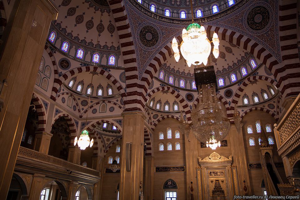 Диаметр основного купола мечети "Сердце Чечни" 16 м, высота - 
32 м