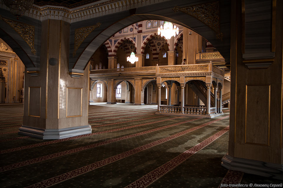Мечеть вмещает более 10 тысяч человек.
Столько же верующих помещается и на наружные территории мечети.