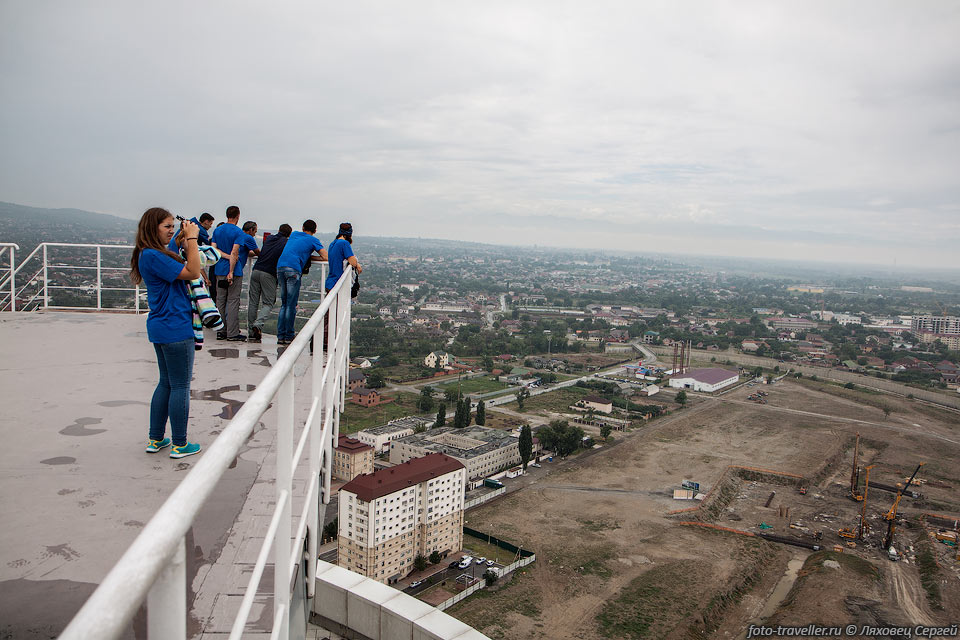 Внизу видна стройка.
В составе второй очереди Грозный-Сити предполагается сооружение 79-этажной 400-метровой 
башни.