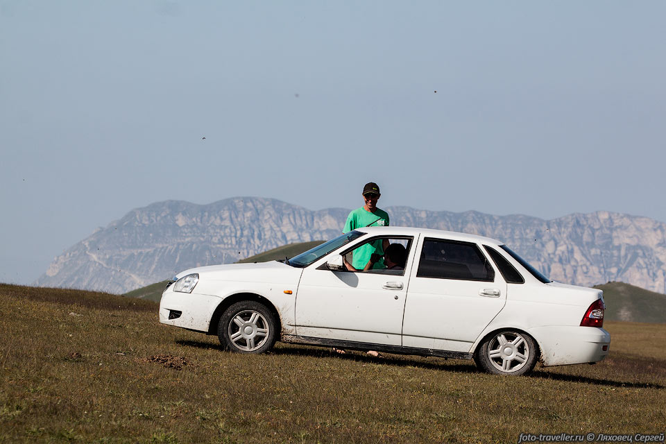 Белая и заниженная Лада Приора - основной тип машин в Дагестане