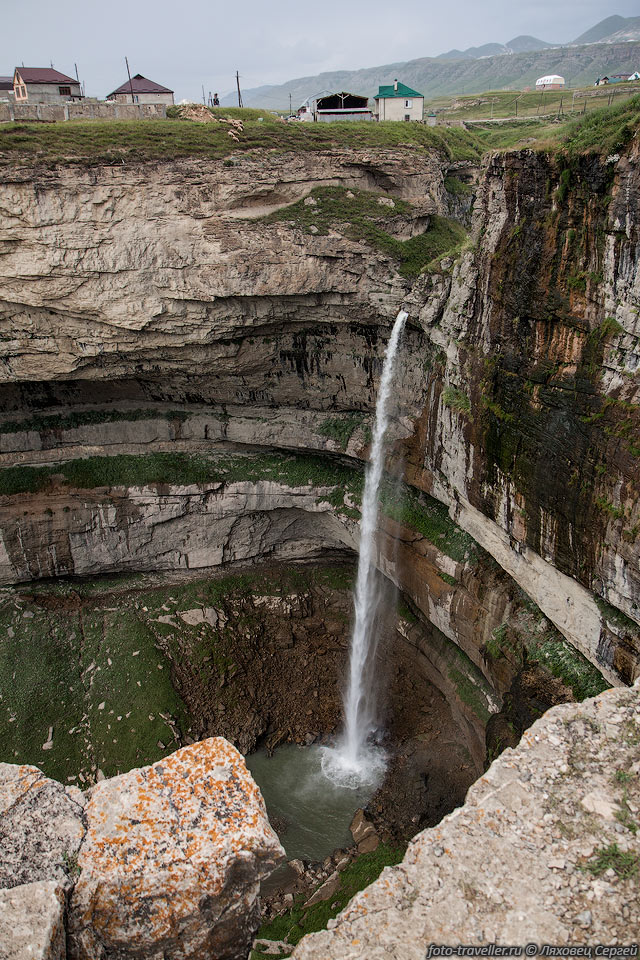 Высота водопада Тобот составляет около 70 метров