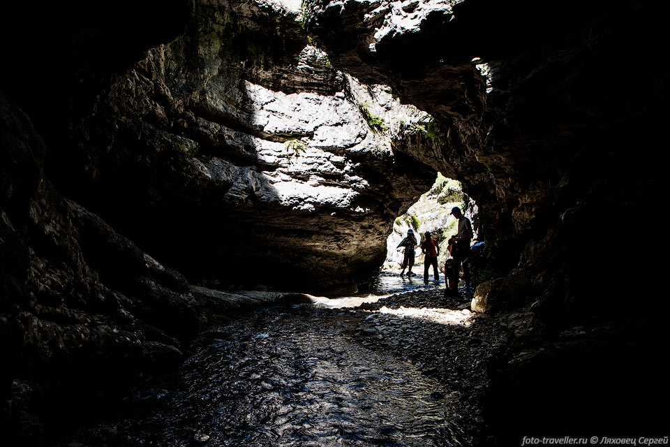 Пещера и водопад Салта расположены в каньоне реки Салтинка (Салтинская 
теснина) возле поселка Салта