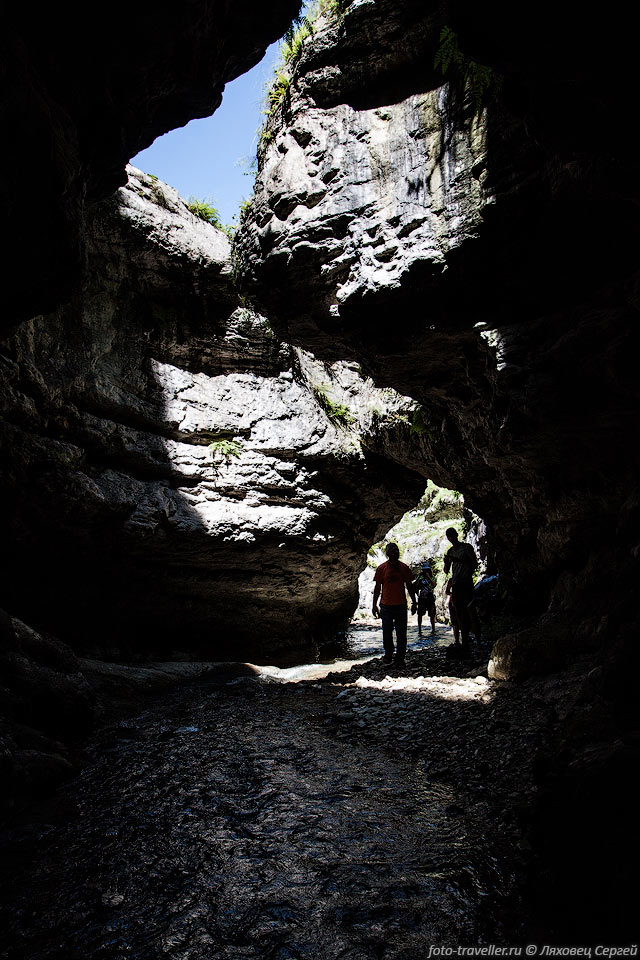 К водопаду ведет узкое ущелье, переходящее в пещеру.
Пещера- это просто узкий каньон, в котором довольно темно, но лучи солнца все же 
попадают сюда.