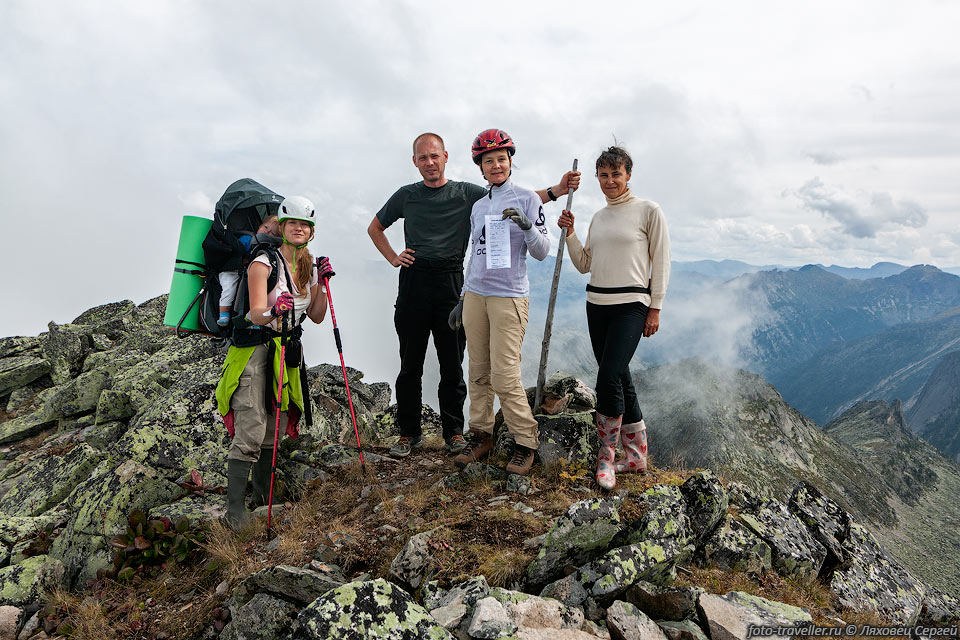 Группа на вершине горы Перевальная (2040 
м, траверс 1Б)