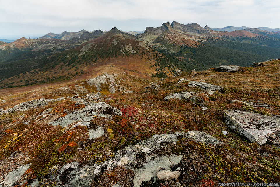 Вид с вершины горы Тушканчик на основной хребет Ергак