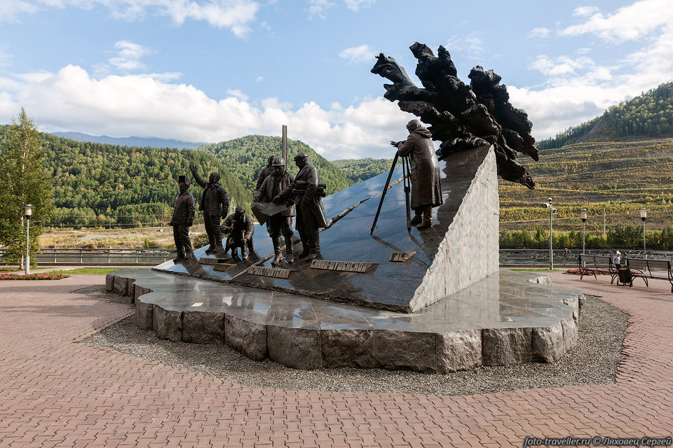Памятник строителям ГЭС на смотровой площадке.