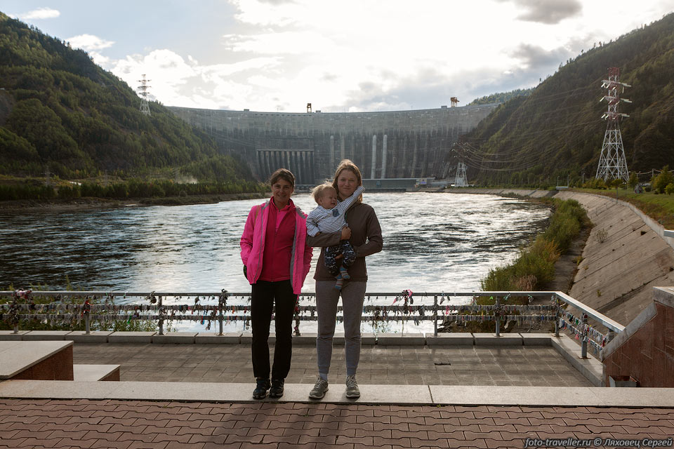 Название ГЭС происходит от названий Саянских гор и расположенного

рядом села Шушенское, известного как место ссылки В. И. Ленина