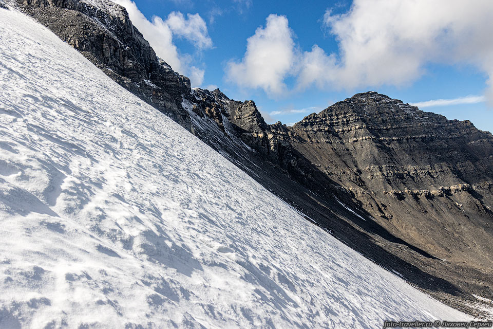 Северный горно-ледниковый массив хребта Сунтар-Хаята занимает 
крайнюю северную часть высокогорья хребта. Он ограничен на западе долиной реки Сунтар, 
от Центрального массива его отделяет сквозная долина Конгора и Кагани. Долинами 
Бургали и Харони он разделен на узел горы Палатки и узел горы Мус-Хая.