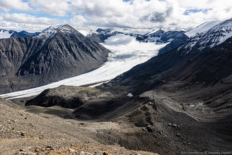 На хребте Сунтар-Хаята насчитывается 208 ледников общей площадью 
201,6 км2 и объёмом около 12 км3. Ледники распределяются неравномерно 
как по территории гор, так и по бассейнам рек. Большинство ледников на хребте Сунтар-Хаята 
и Юдомском хребте сосредоточено в наиболее высоких горных массивах с вершинами Мус-Хая, 
Палатка, Берилл, Раковского, Обручева и Васьковского. Группы небольших ледников 
имеются и в других частях массива. Сведенья о ледниках требуют проверки, так как 
из-за потепления климата некоторые небольшие ледники могли полностью исчезнуть.