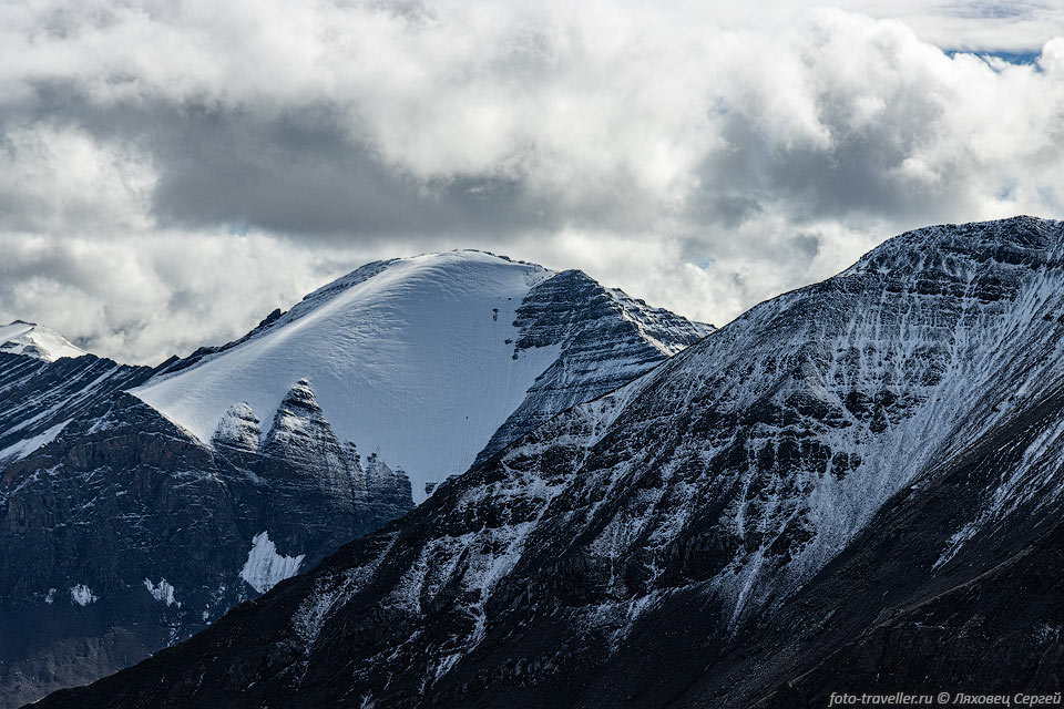 Вид на вершину горы Палатка с перевала Северный
