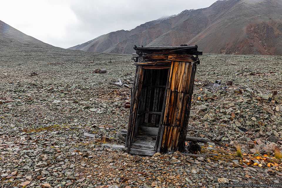 Туалет на разрушенной метеостанции Сунтар-Хаята.
Стоит уже больше 70 лет и почти уцелел.
