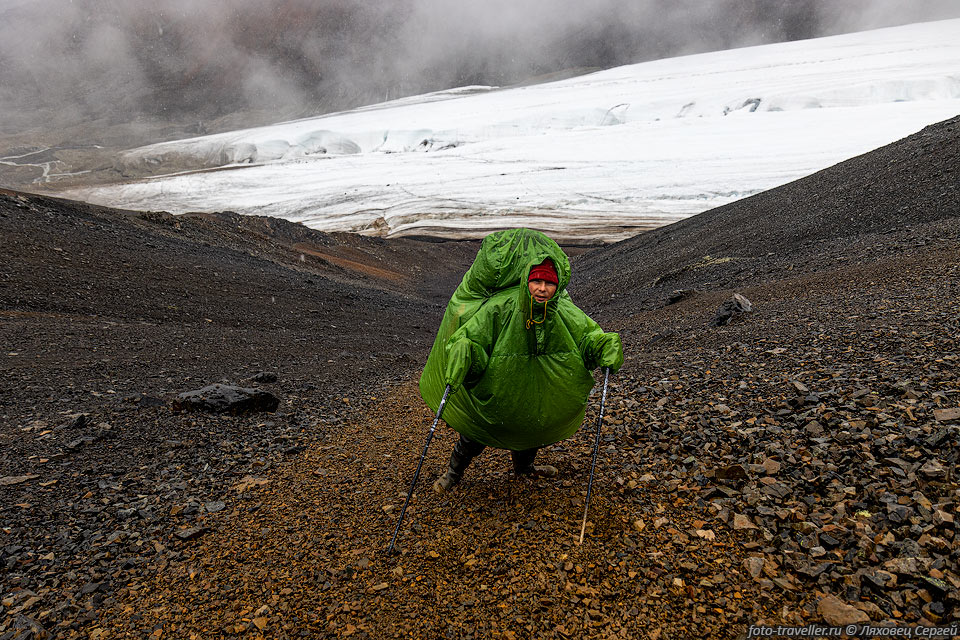 Спуск по осыпи с перевала имени Анны Панченко на ледник Большой 
Мус-Хая