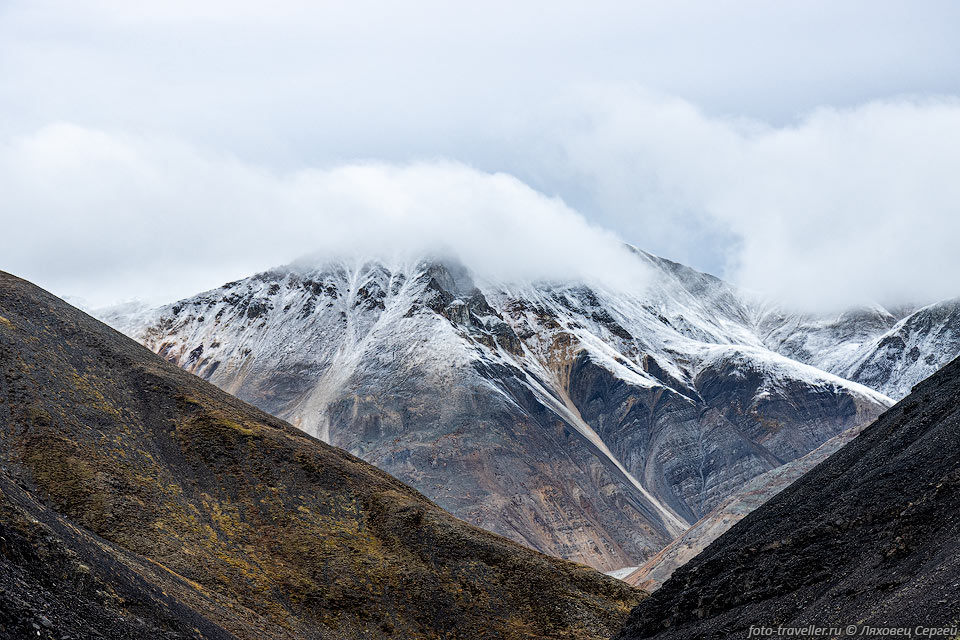 Справа от вершины виден перевал Крымский, уже полностью засыпанный 
снегом